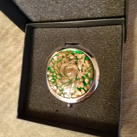 Great Gift idea- Compact Mirror - Picture 8 of 12